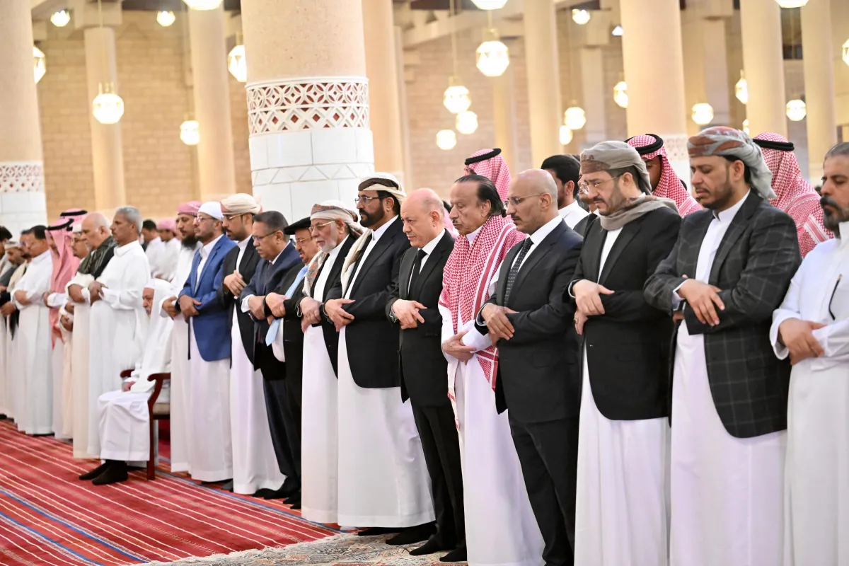 الفريق طارق صالح يشارك في تشييع جثمان الرئيس الراحل عبدربه منصور هادي